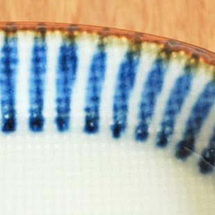 砥部焼・梅山窯　藍色の小皿(3.5寸)の絵付け