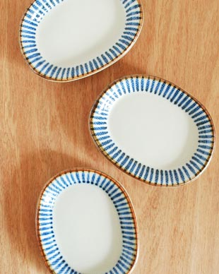 砥部焼・梅山窯　藍色の小皿(3.5寸)を並べて