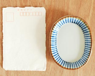 砥部焼・梅山窯　藍色の小皿(3.5寸)をはがきと比較して