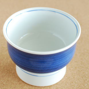 砥部焼・梅山窯　藍色の高台碗