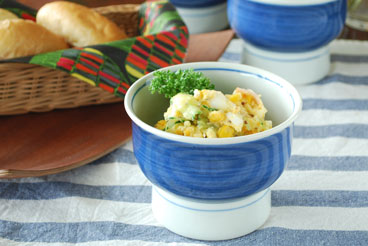 砥部焼・梅山窯　藍色の高台碗にポテトサラダを盛って