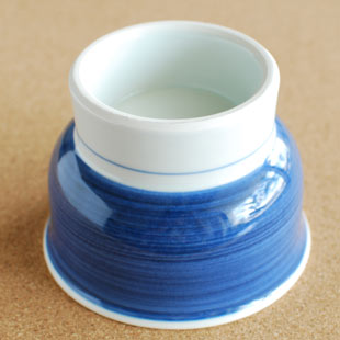 砥部焼・梅山窯　藍色の高台碗を伏せて