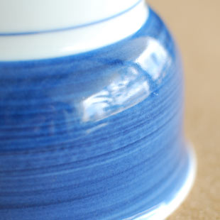 砥部焼・梅山窯　藍色の高台碗の絵柄