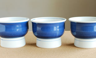 砥部焼・梅山窯　藍色の高台碗を並べて