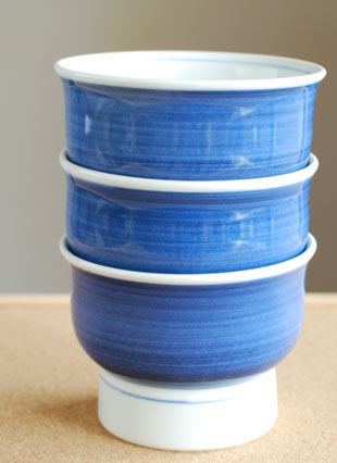 砥部焼・梅山窯　藍色の高台碗を重ねて