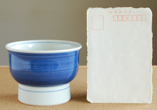 砥部焼・梅山窯　藍色の高台碗にはがきと比較して