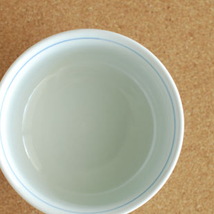 砥部焼・梅山窯　藍色の高台碗上から見て