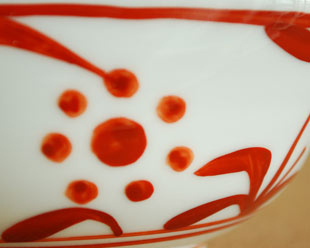 砥部焼・梅山窯　赤太陽の四方曲鉢(4寸)の絵付け
