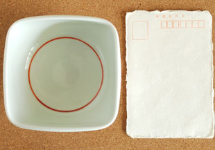 砥部焼・梅山窯　赤太陽の四方曲鉢(4寸)をはがきと比較して