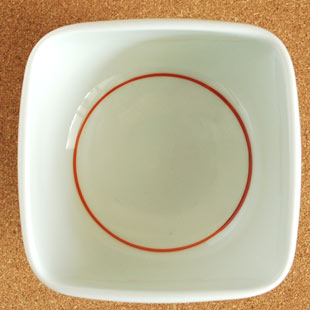 砥部焼・梅山窯　赤太陽の四方曲鉢(4寸)を上から見て
