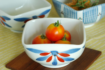 砥部焼・梅山窯　ごす赤菊の四方鉢にトマトを