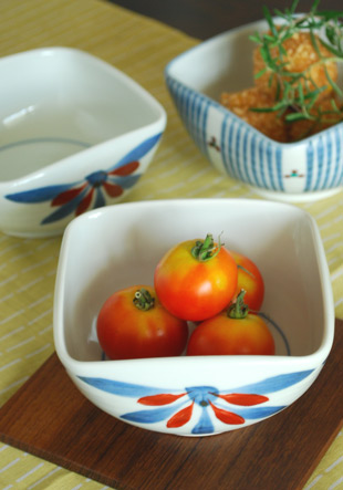 砥部焼・梅山窯　ごす赤菊の四方鉢にトマトを