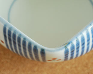 砥部焼・梅山窯　とくさみつ紋の四方鉢の縁部分