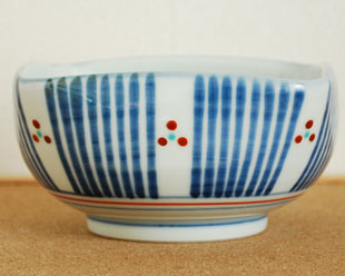 砥部焼・梅山窯　とくさみつ紋の四方鉢を横から見て
