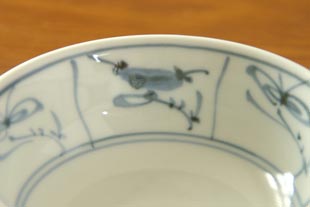 砥部焼・梅山窯　なずなの多用鉢(4寸)の絵付け