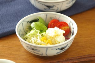 砥部焼・梅山窯　なずなの多用鉢(4寸)にサラダを