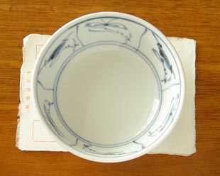 砥部焼・梅山窯　なずなの多用鉢(4寸)をはがきと比較して