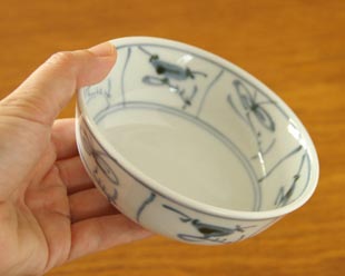 砥部焼・梅山窯　なずなの多用鉢(4寸)を手に持って