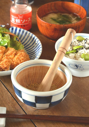 梅山窯　市松もようのすり小鉢に胡麻を