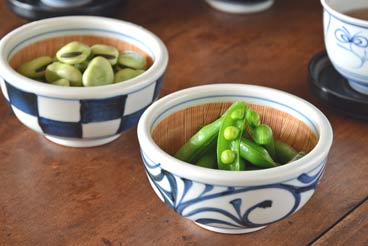 砥部焼・梅山窯 からくさのすり鉢(4寸)にスナップエンドウを