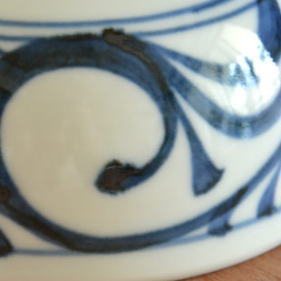 砥部焼・梅山窯 からくさのすり鉢(4寸)の絵付け