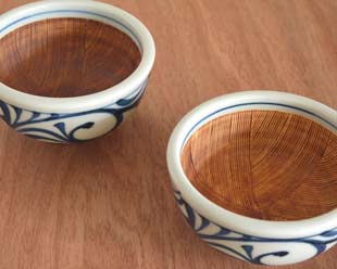 砥部焼・梅山窯 からくさのすり鉢(4寸)を並べて