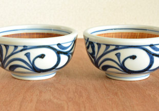 砥部焼・梅山窯 からくさのすり鉢(4寸)を並べて