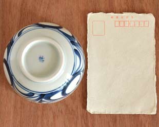 砥部焼・梅山窯 からくさのすり鉢(4寸)をはがきと比較して