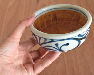 砥部焼・梅山窯 からくさのすり鉢(4寸)を手に持って