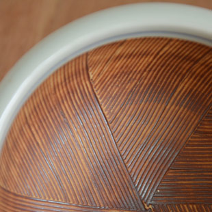 砥部焼・梅山窯 からくさのすり鉢(4寸)の中