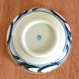 砥部焼・梅山窯 からくさのすり鉢(4寸)の裏面