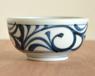 砥部焼・梅山窯 からくさのすり鉢(4寸)を横から見て