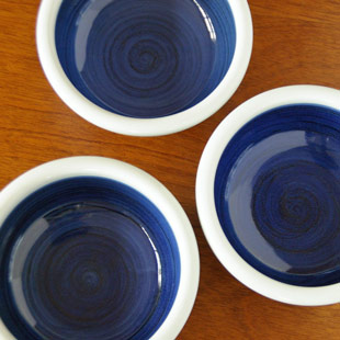 砥部焼・梅山窯　内外藍色の玉縁鉢(4寸)の絵付け