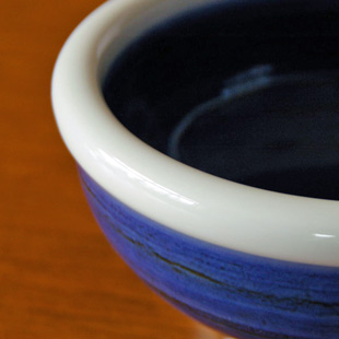 砥部焼・梅山窯　内外藍色の玉縁鉢(4寸)の玉縁