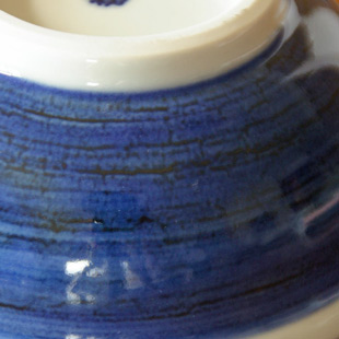 砥部焼・梅山窯　内外藍色の玉縁鉢(4寸)の絵付け