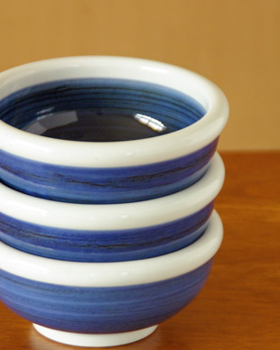 砥部焼・梅山窯　内外藍色の玉縁鉢(4寸)を重ねて