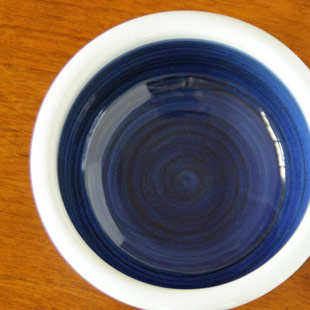 砥部焼・梅山窯　内外藍色の玉縁鉢(4寸)を上から見て