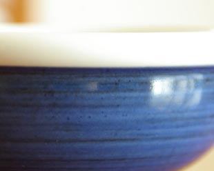 砥部焼・梅山窯　外藍色の玉ぶち鉢(4寸)の絵付け