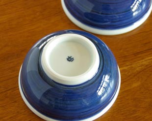 砥部焼・梅山窯　外藍色の玉ぶち鉢(4寸)の底面