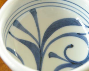 砥部焼・梅山窯　内からくさの玉ぶち鉢(4寸) の絵付け