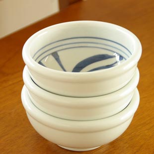 砥部焼・梅山窯　内からくさの玉ぶち鉢(4寸)を重ねて