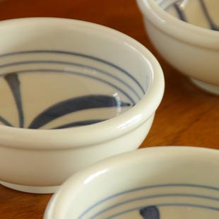 砥部焼・梅山窯　内からくさの玉ぶち鉢(4寸)の玉ぶち部分