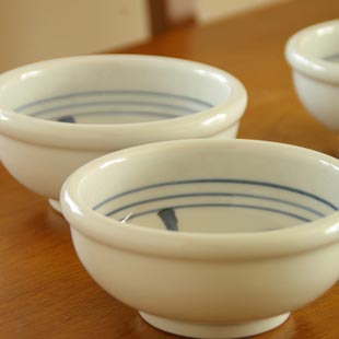 砥部焼・梅山窯　内からくさの玉ぶち鉢(4寸)を横から見て