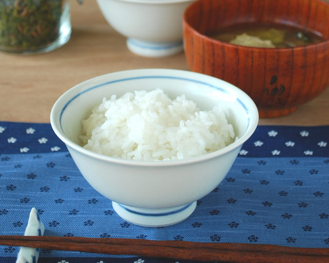 砥部焼・梅山窯　だみごす花の反碗にごはんを