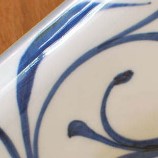 砥部焼・梅山窯　からくさの長角皿(5.2寸)の絵柄