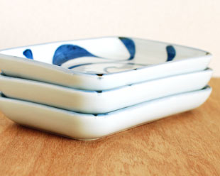 砥部焼・梅山窯　からくさの長角皿(5.2寸)を重ねて