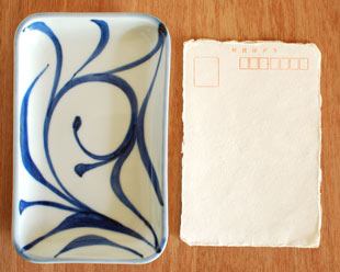 砥部焼・梅山窯　からくさの長角皿(5.2寸)をはがきと比較して