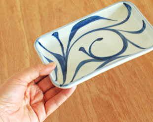 砥部焼・梅山窯　からくさの長角皿(5.2寸)を手に持って