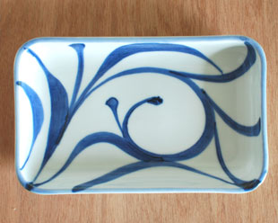 砥部焼・梅山窯　からくさの長角皿(5.2寸)を上から見て