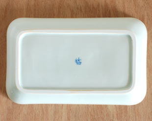 砥部焼・梅山窯　からくさの長角皿(5.2寸)の裏面